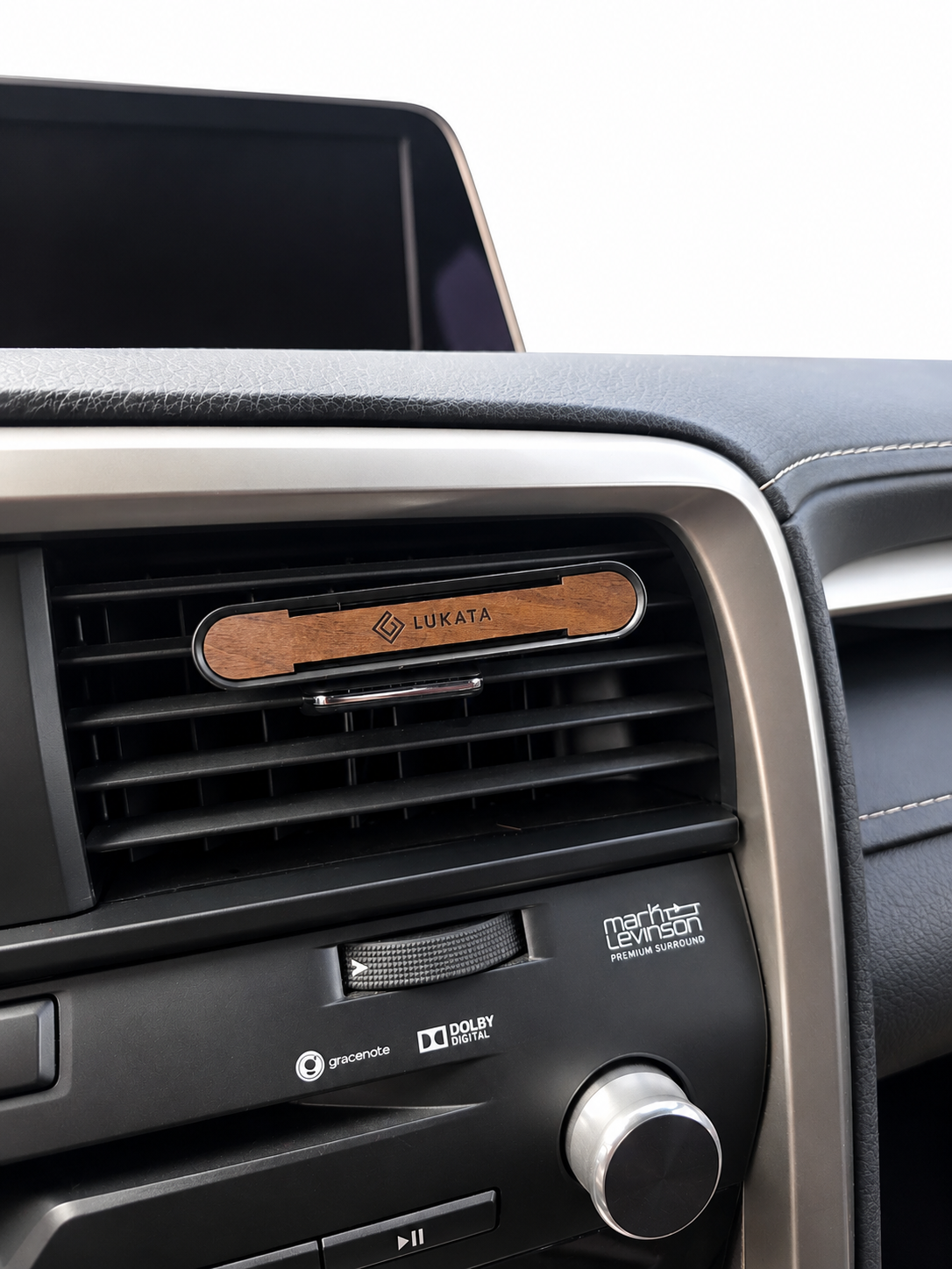 Auto smaržu komplekts – metāla korpuss ar gravētu koka plāksnīti, 2 aromātiskie kociņi un 10 ml smaržeļļas