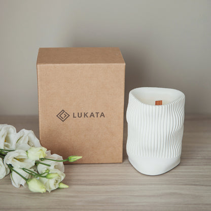 Aromātiskā svece ar kokosriekstu vasku un koka degli viļņotā ģipša burciņā