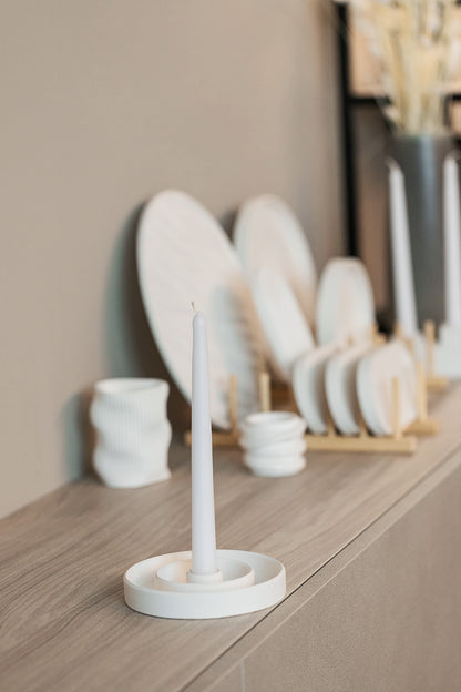 Balts apaļš ģipša svečturis garām svecēm - mājas dekors