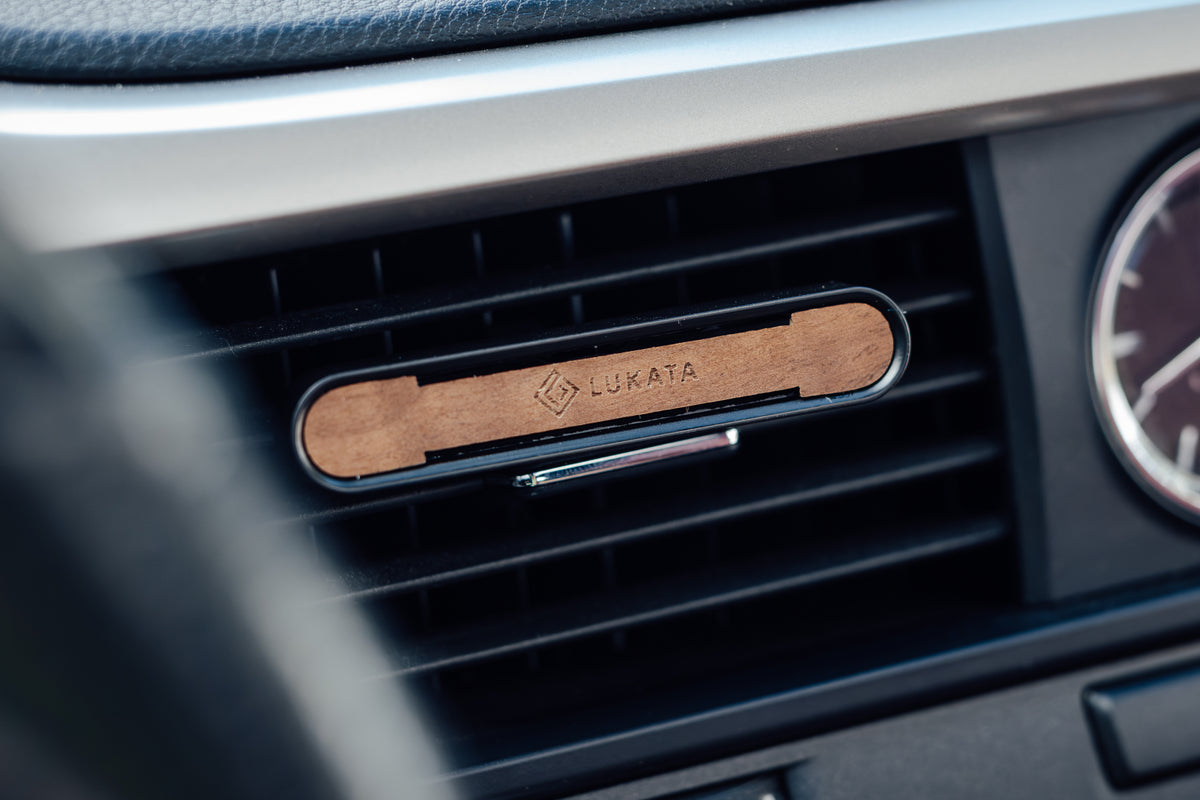 Auto smaržu komplekts – metāla korpuss ar gravētu koka plāksnīti, 2 aromātiskie kociņi un 10 ml smaržeļļas