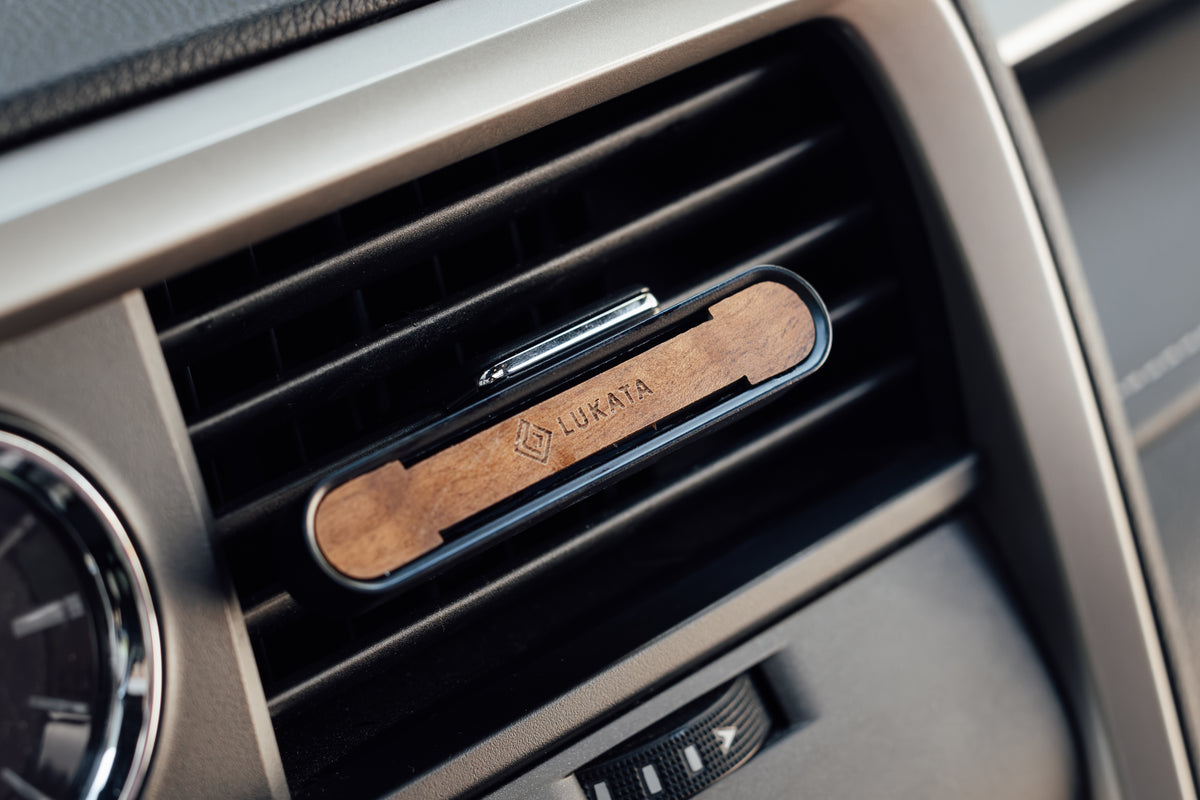 Auto smaržu komplekts – metāla korpuss ar gravētu koka plāksnīti, 2 aromātiskie kociņi un 10 ml smaržeļļas