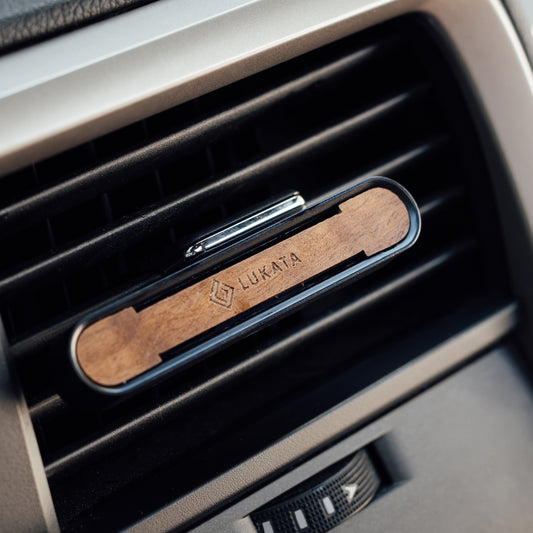 Auto smaržu komplekts – metāla korpuss ar gravētu koka plāksnīti, 2 aromātiskie kociņi un 10 ml smaržeļļas
