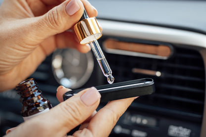 Auto smaržu komplekts – metāla korpuss ar gravētu koka plāksnīti, 2 aromātiskie kociņi un 10 ml smaržeļļas