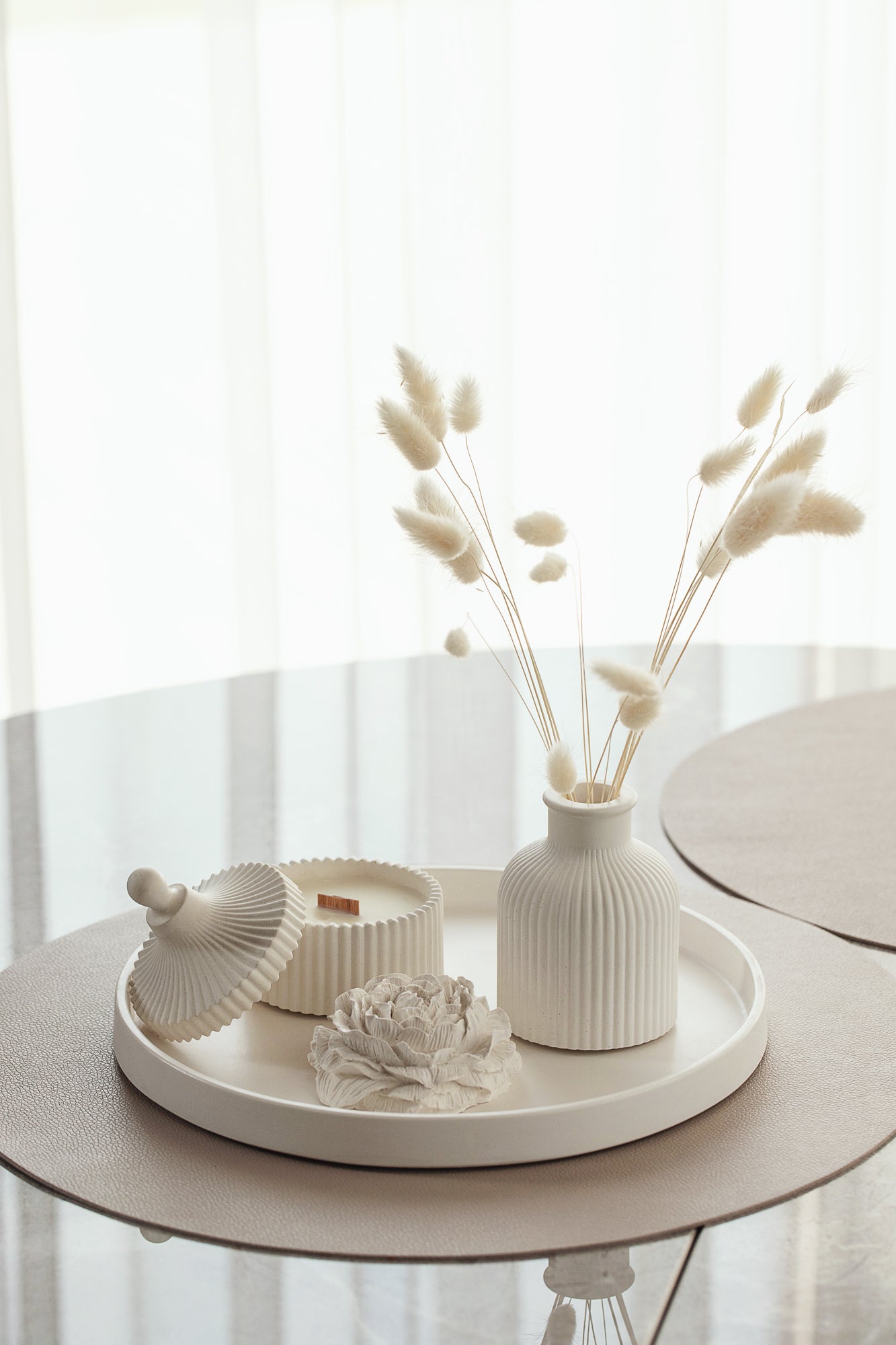 Dāvanu komplekts ar aromātisku sveci, lielu paplāti, vāzi un peonijas ziedu - Elegant Gypsum Home Decor