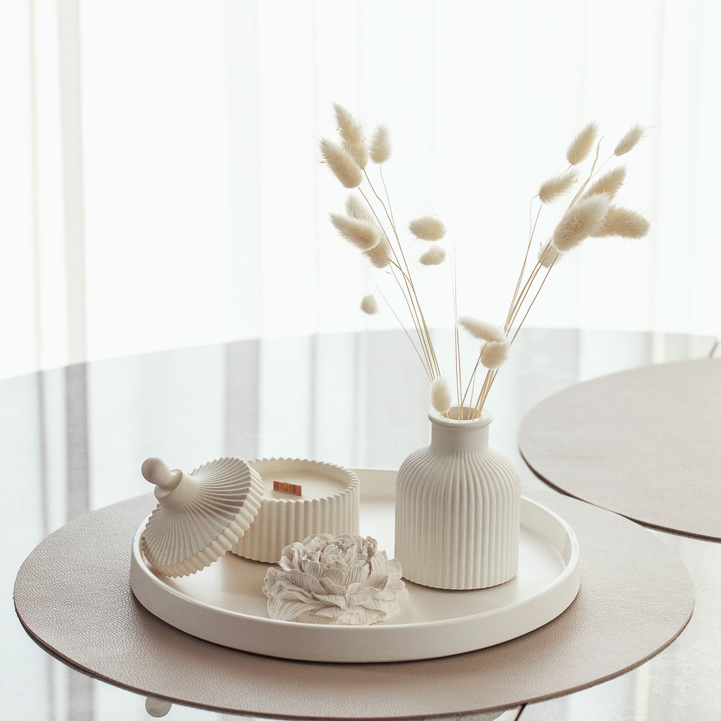 Dāvanu komplekts ar aromātisku sveci, lielu paplāti, vāzi un peonijas ziedu - Elegant Gypsum Home Decor