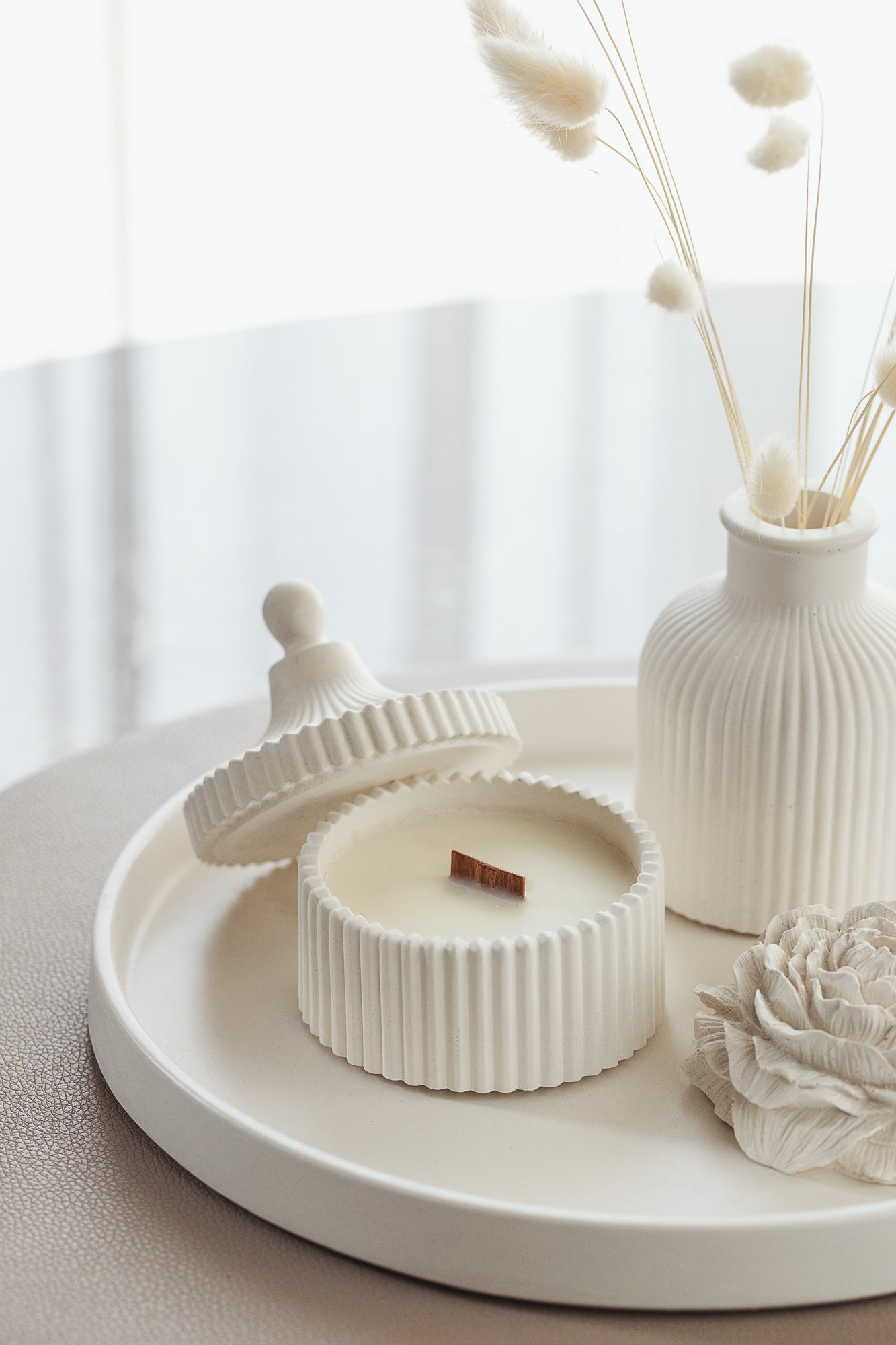 Dāvanu komplekts ar aromātisku sveci, lielu paplāti, vāzi un peonijas ziedu - Elegant Gypsum Home Decor