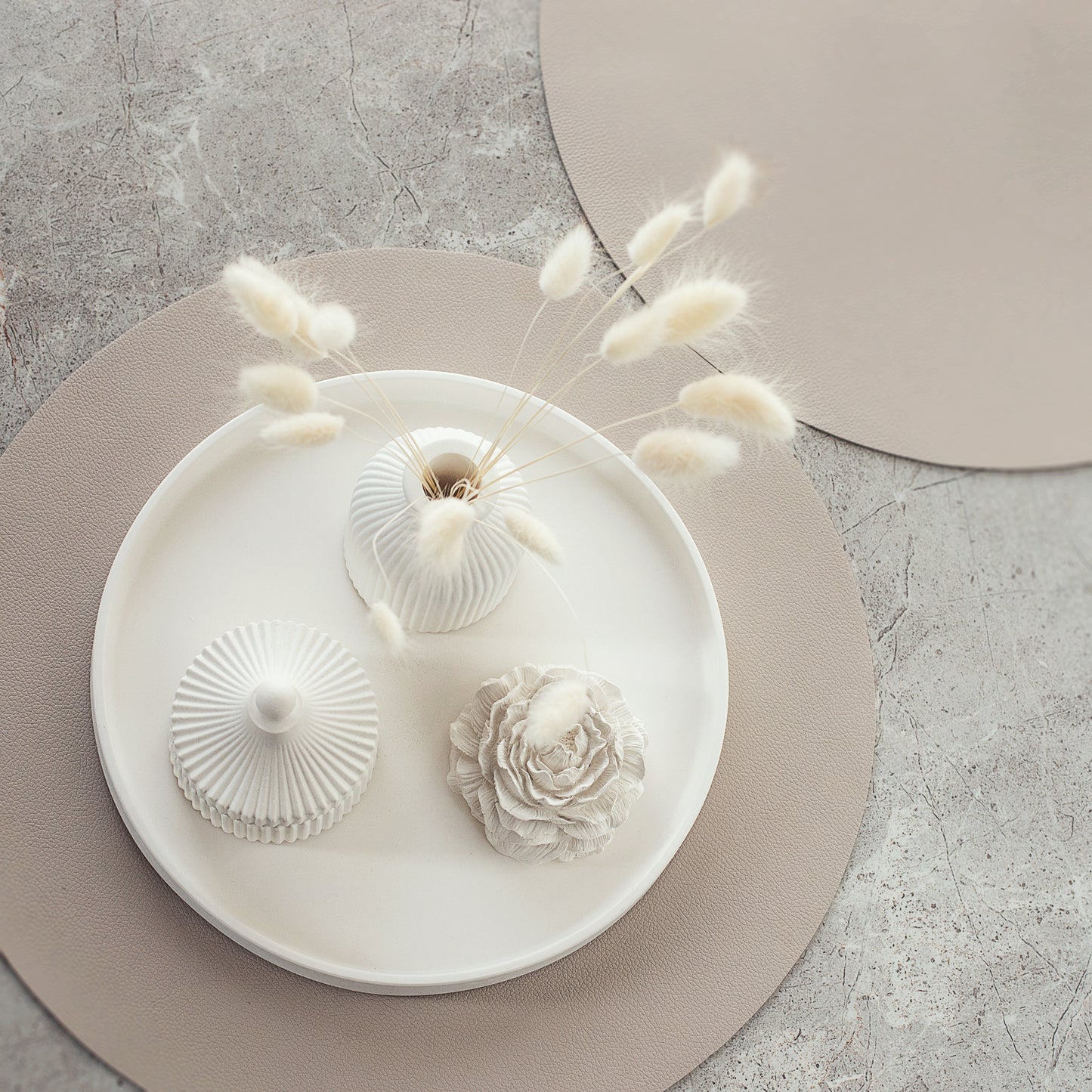 Dāvanu komplekts ar aromātisku sveci, lielu paplāti, vāzi un peonijas ziedu - Elegant Gypsum Home Decor