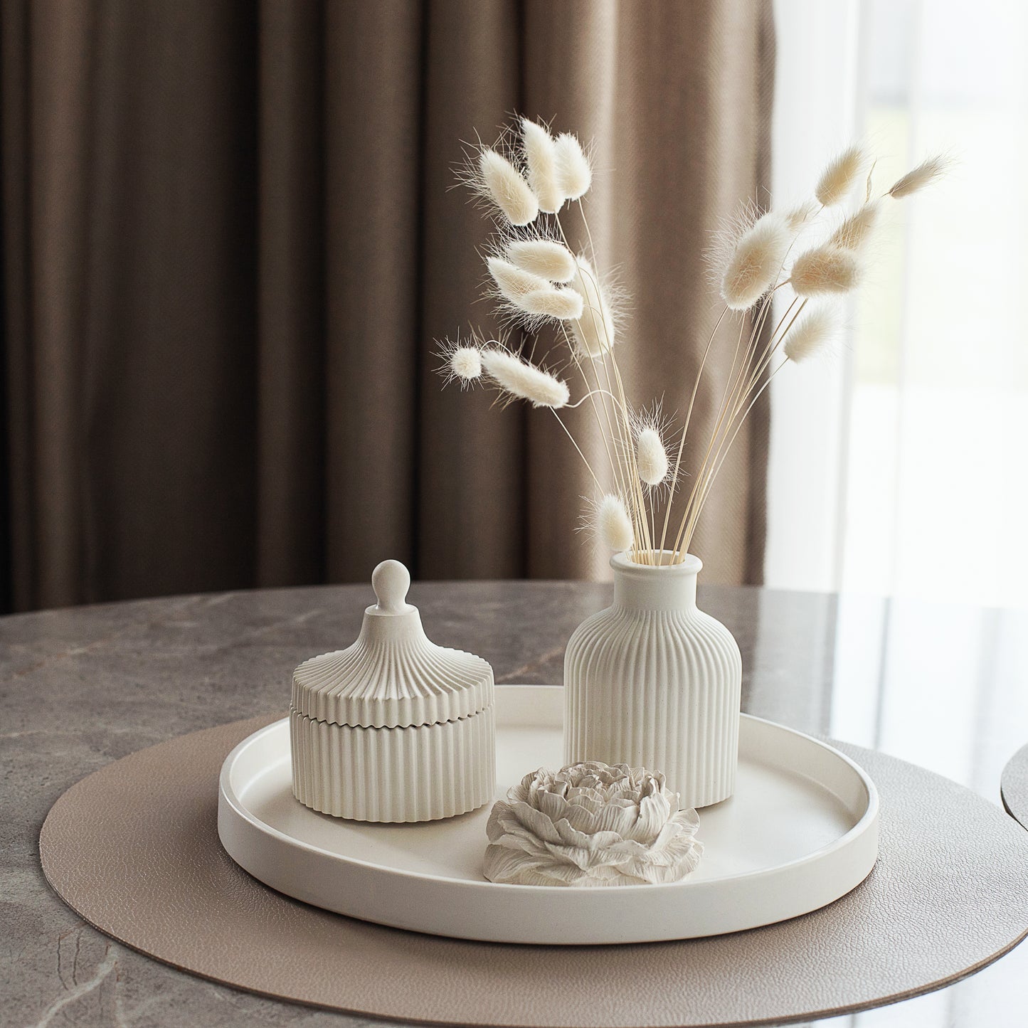Dāvanu komplekts ar aromātisku sveci, lielu paplāti, vāzi un peonijas ziedu - Elegant Gypsum Home Decor