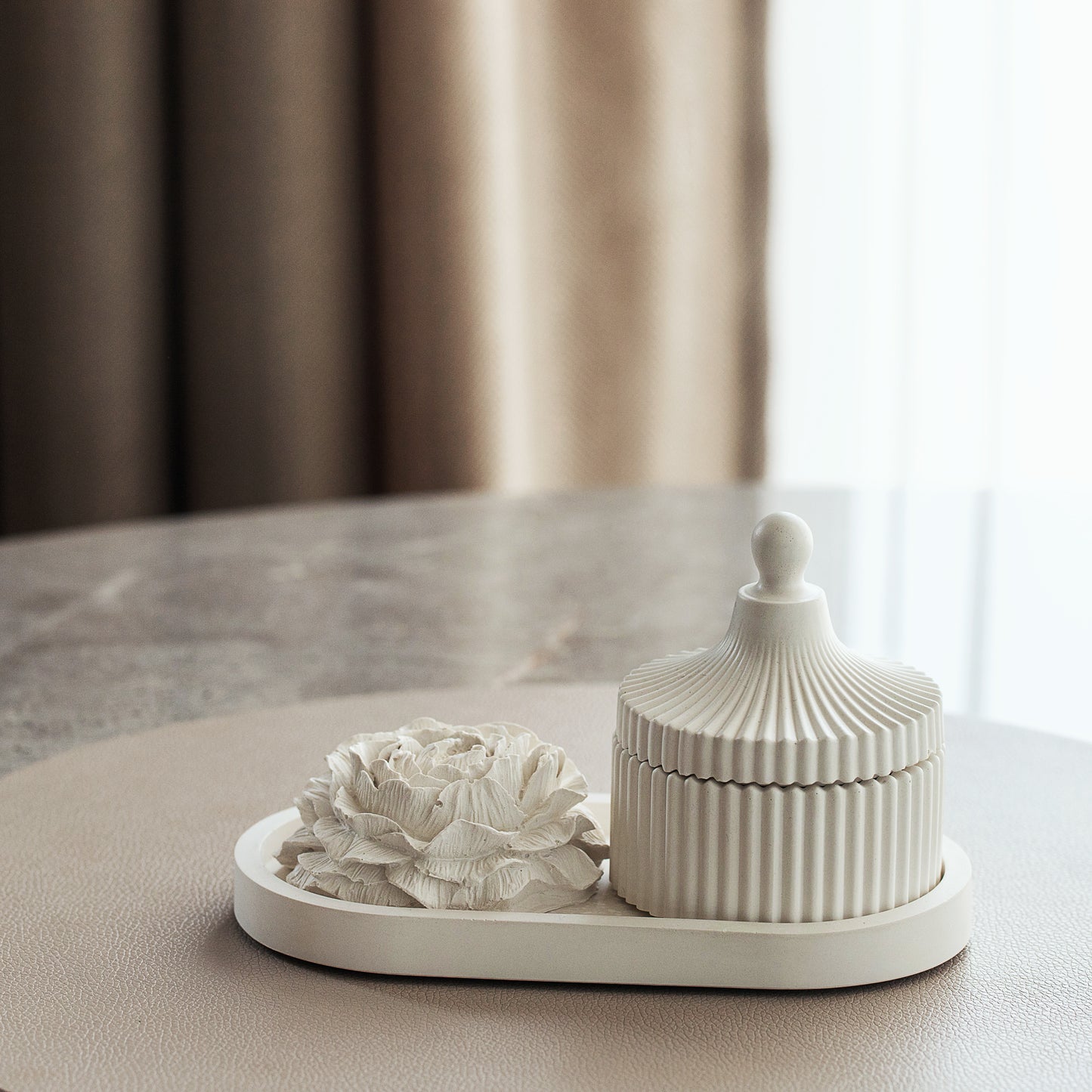 Koka aromātisko sveču dāvanu komplekts ar paplāti un ģipša peoniju ziediem - roku darbs, balts dekors, elegance ikvienam gadījumam, mājas aromāti