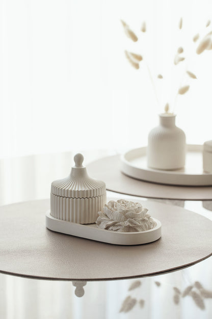 Koka aromātisko sveču dāvanu komplekts ar paplāti un ģipša peoniju ziediem - roku darbs, balts dekors, elegance ikvienam gadījumam, mājas aromāti