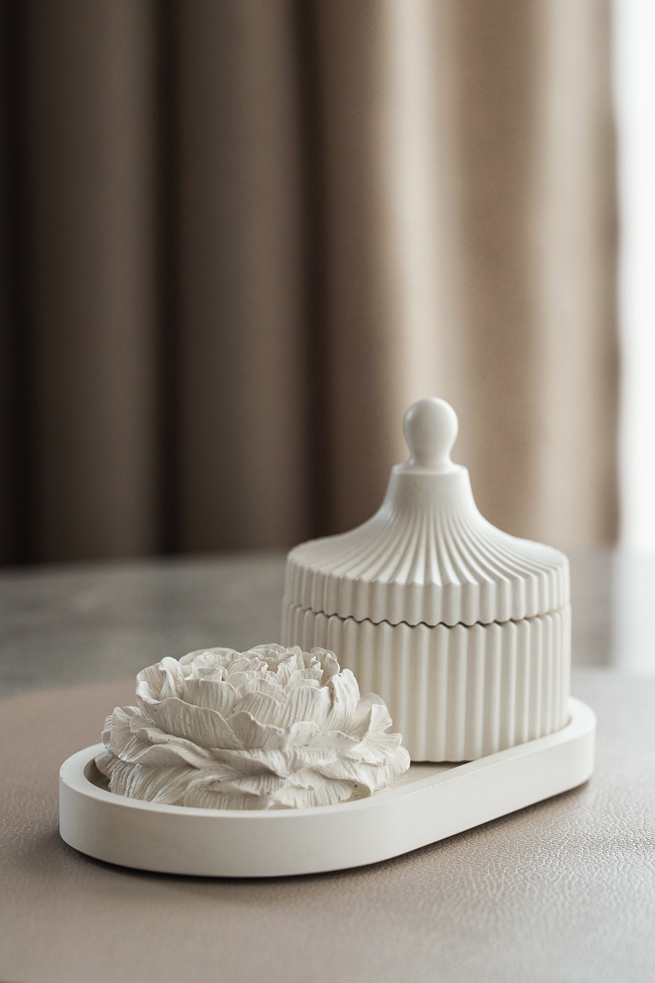 Koka aromātisko sveču dāvanu komplekts ar paplāti un ģipša peoniju ziediem - roku darbs, balts dekors, elegance ikvienam gadījumam, mājas aromāti