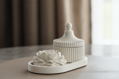Koka aromātisko sveču dāvanu komplekts ar paplāti un ģipša peoniju ziediem - roku darbs, balts dekors, elegance ikvienam gadījumam, mājas aromāti