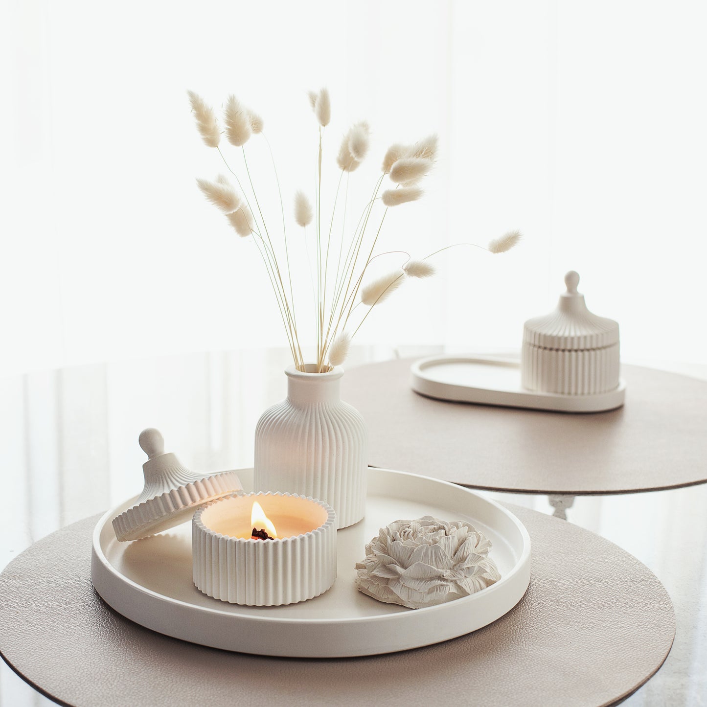 Dāvanu komplekts ar aromātisku sveci, lielu paplāti, vāzi un peonijas ziedu - Elegant Gypsum Home Decor