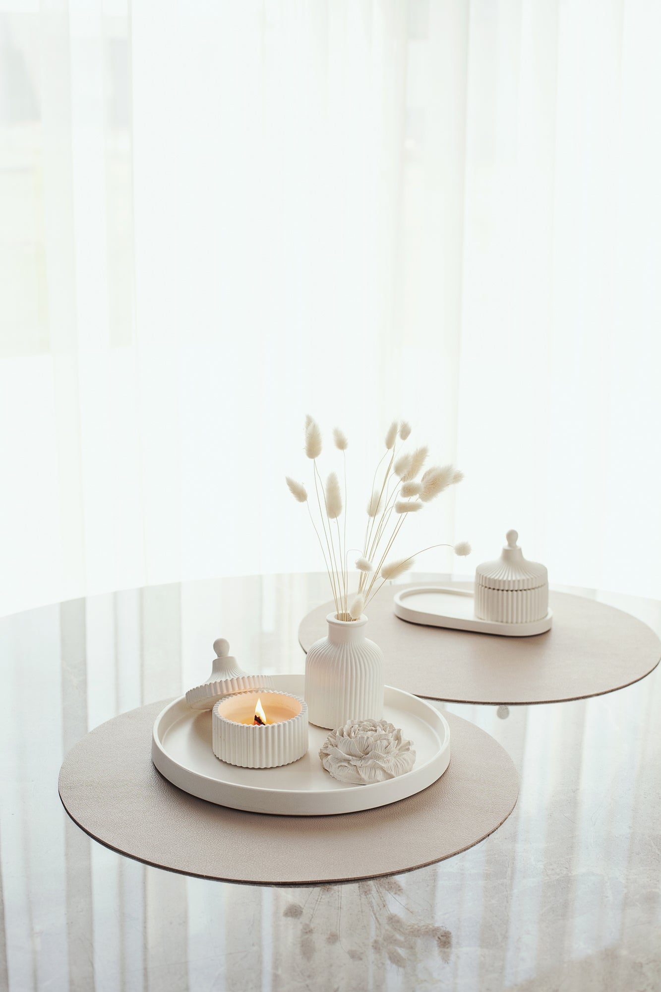 Dāvanu komplekts ar aromātisku sveci, lielu paplāti, vāzi un peonijas ziedu - Elegant Gypsum Home Decor