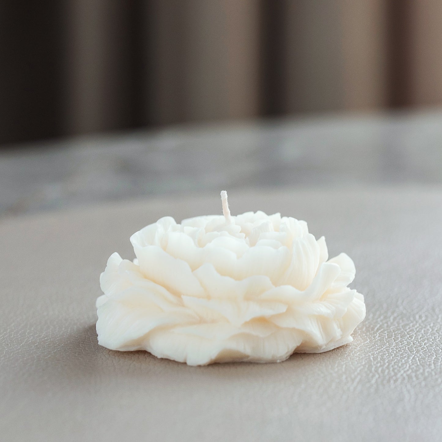 Eleganta peoniju aromātiskā svece – roku darbs, rapšu vaska svece, iekārtošanās dāvanas ideja