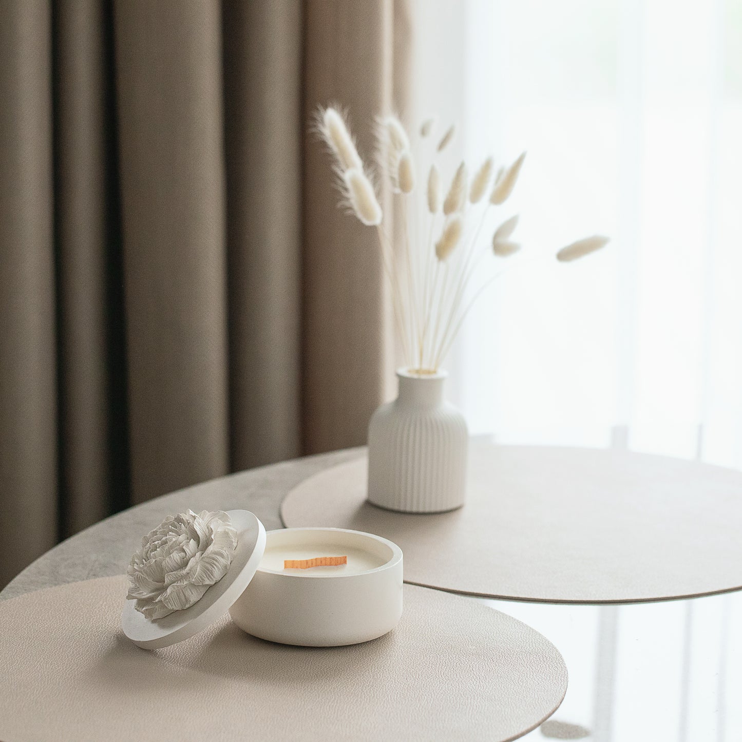 Peonija - aromātiskā kokosriekstu vaska svece ar koka degli ģipša burciņā
