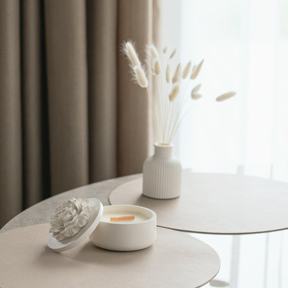 Peonija - aromātiskā kokosriekstu vaska svece ar koka degli ģipša burciņā