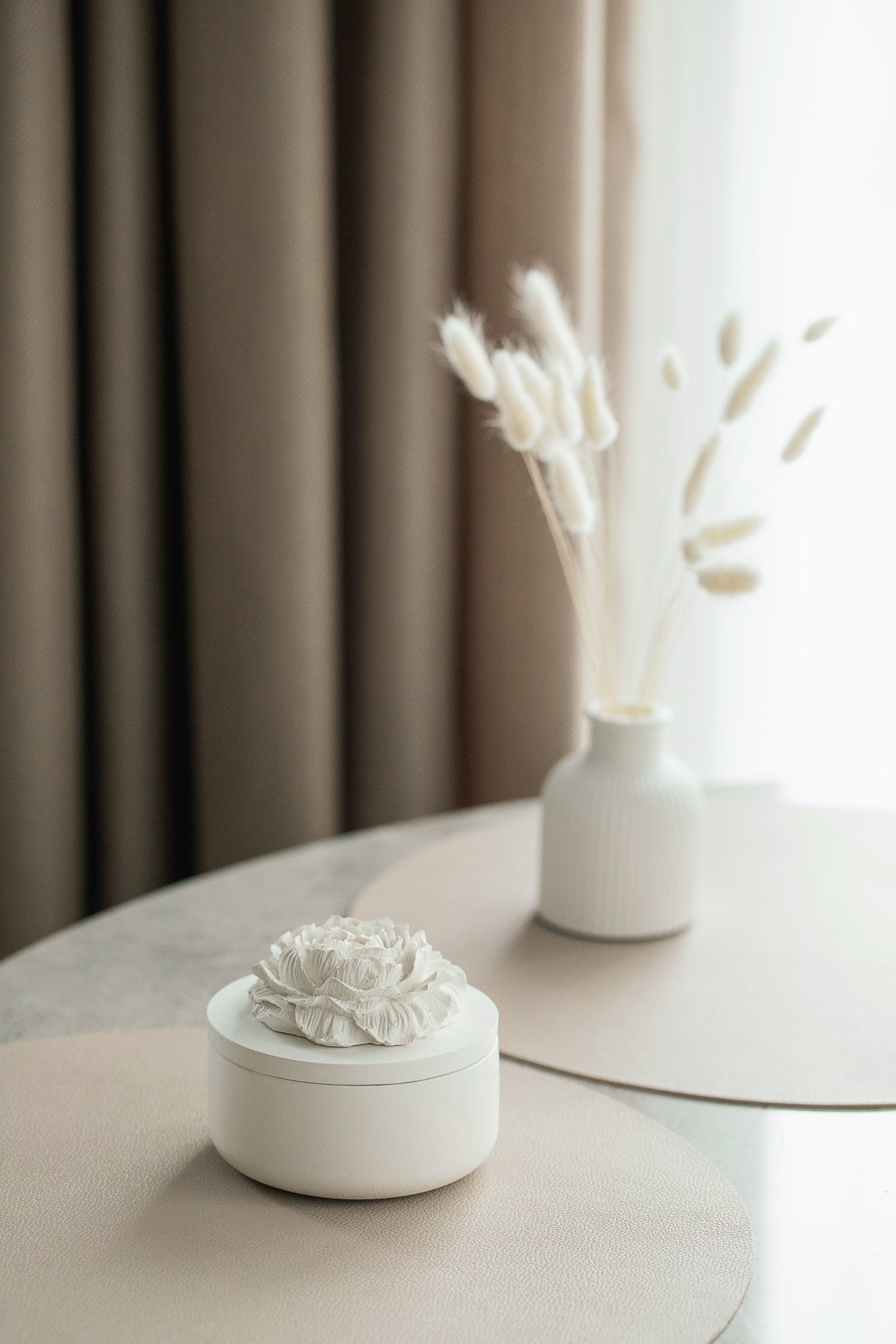 Peonija - aromātiskā kokosriekstu vaska svece ar koka degli ģipša burciņā