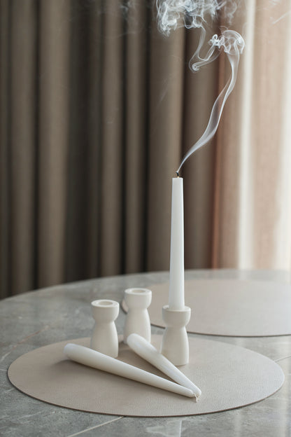 Elegants svečturu komplekts ar trim svecēm – minimālistisks dizains modernam galda dekoram
