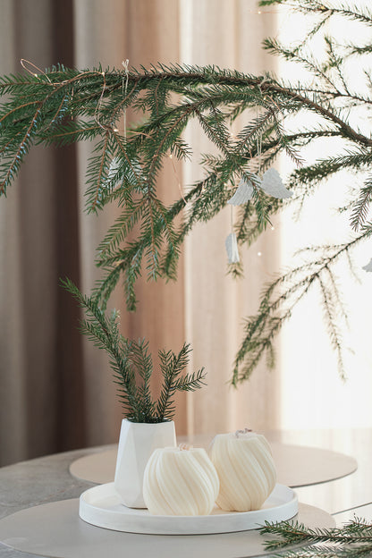 Liels dāvanu komplekts – divas aromātiskas virpuļsveces ar paplāti un dimanta formas vāzi, elegants ģipša mājas dekors