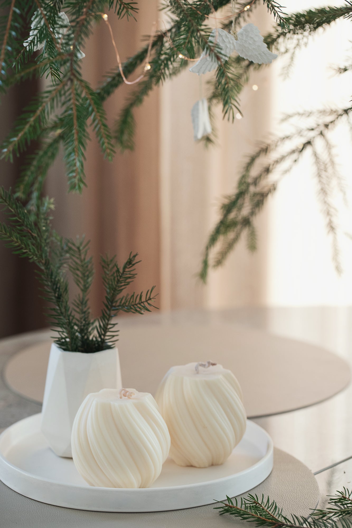 Liels dāvanu komplekts – divas aromātiskas virpuļsveces ar paplāti un dimanta formas vāzi, elegants ģipša mājas dekors
