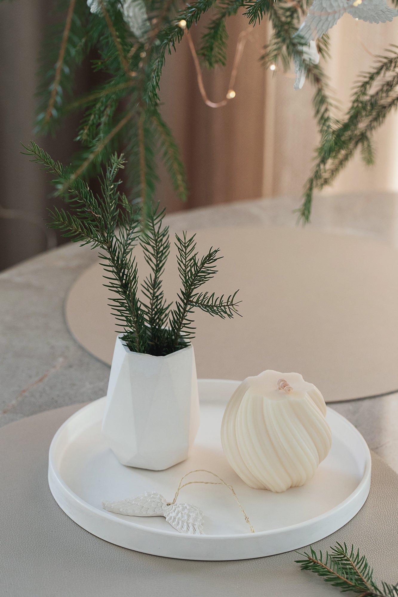 Liels dāvanu komplekts – divas aromātiskas virpuļsveces ar paplāti un dimanta formas vāzi, elegants ģipša mājas dekors