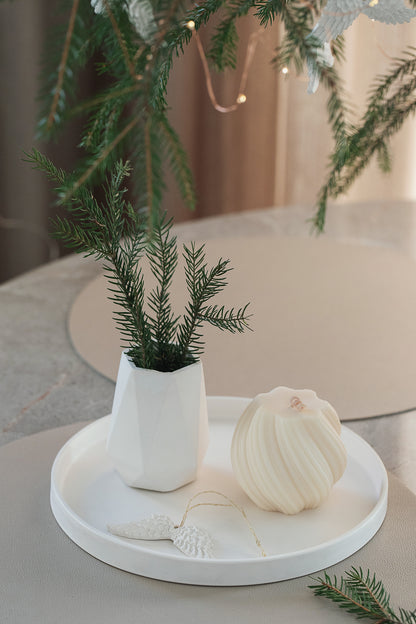 Liels dāvanu komplekts – divas aromātiskas virpuļsveces ar paplāti un dimanta formas vāzi, elegants ģipša mājas dekors