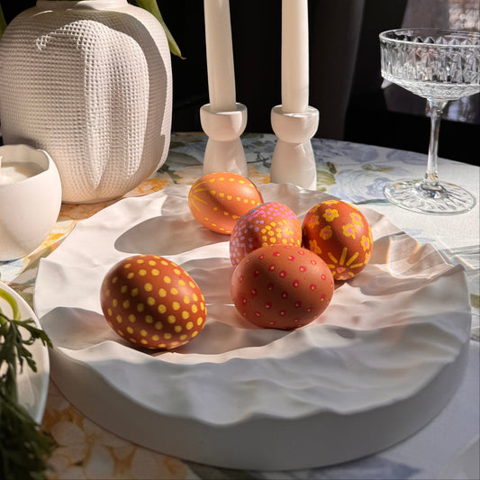 Balta ģipša rotaslietu paplāte ar kalnu reljefu