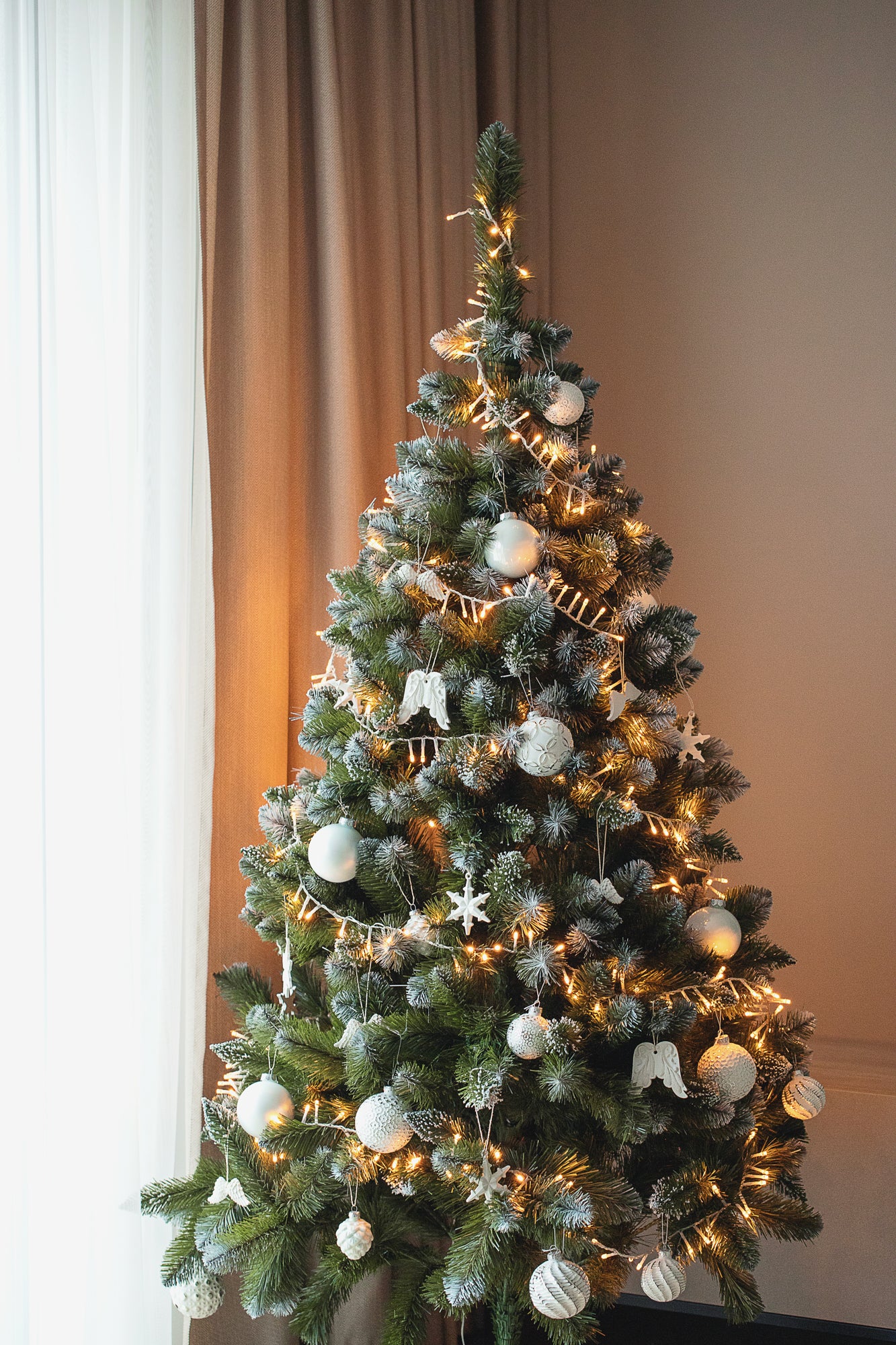 Snowflake Ornament Elegant Christmas Tree Decoration & Thoughtful Gift Idea (Set of 8)