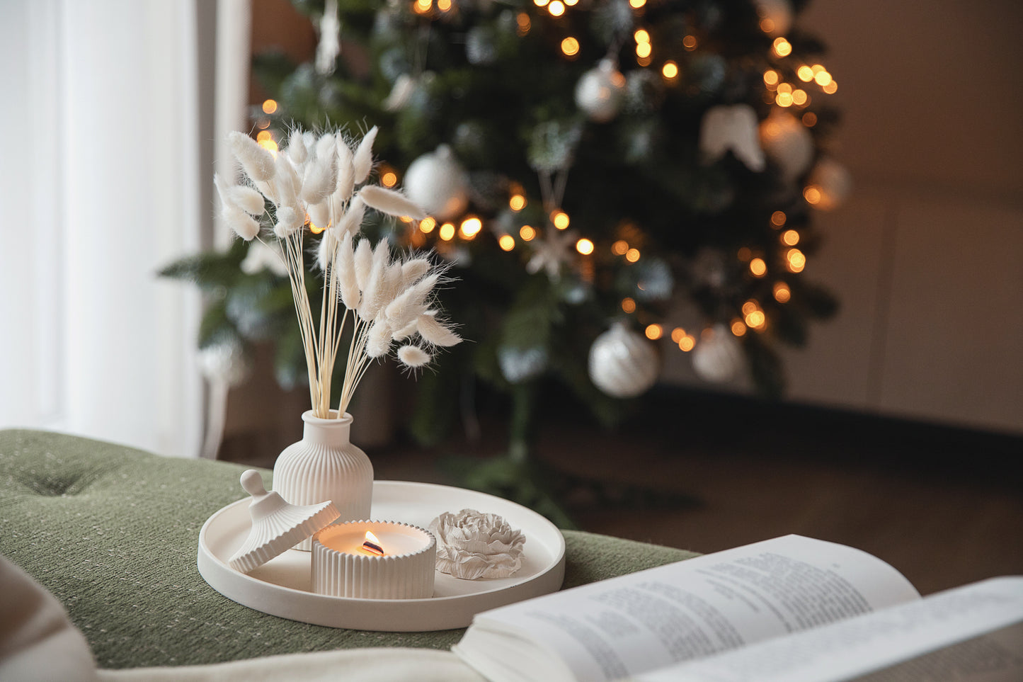 Dāvanu komplekts ar aromātisku sveci, lielu paplāti, vāzi un peonijas ziedu - Elegant Gypsum Home Decor