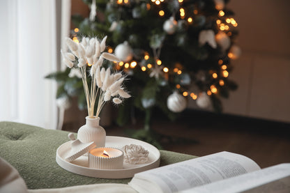 Dāvanu komplekts ar aromātisku sveci, lielu paplāti, vāzi un peonijas ziedu - Elegant Gypsum Home Decor