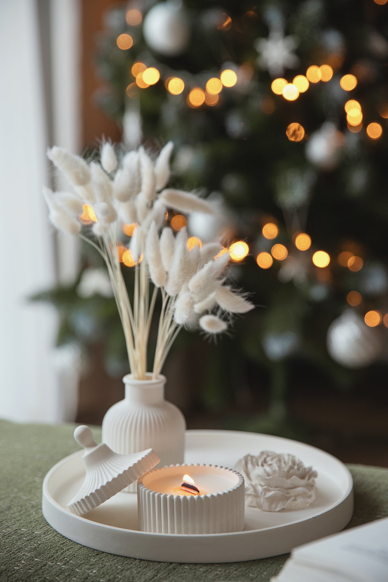 Dāvanu komplekts ar aromātisku sveci, lielu paplāti, vāzi un peonijas ziedu - Elegant Gypsum Home Decor