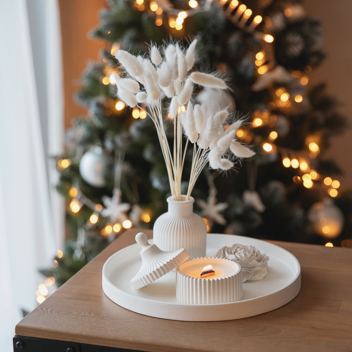 Dāvanu komplekts ar aromātisku sveci, lielu paplāti, vāzi un peonijas ziedu - Elegant Gypsum Home Decor