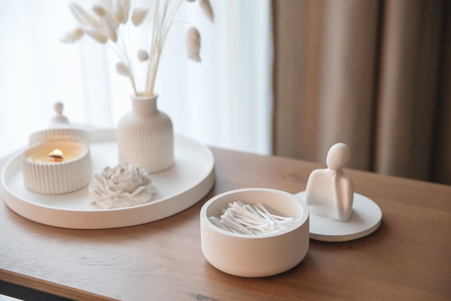 Eleganta balta ģipša burka – roku darbs vannas istabas vates kociņu turētājs un stilīga uzglabāšanas vieta