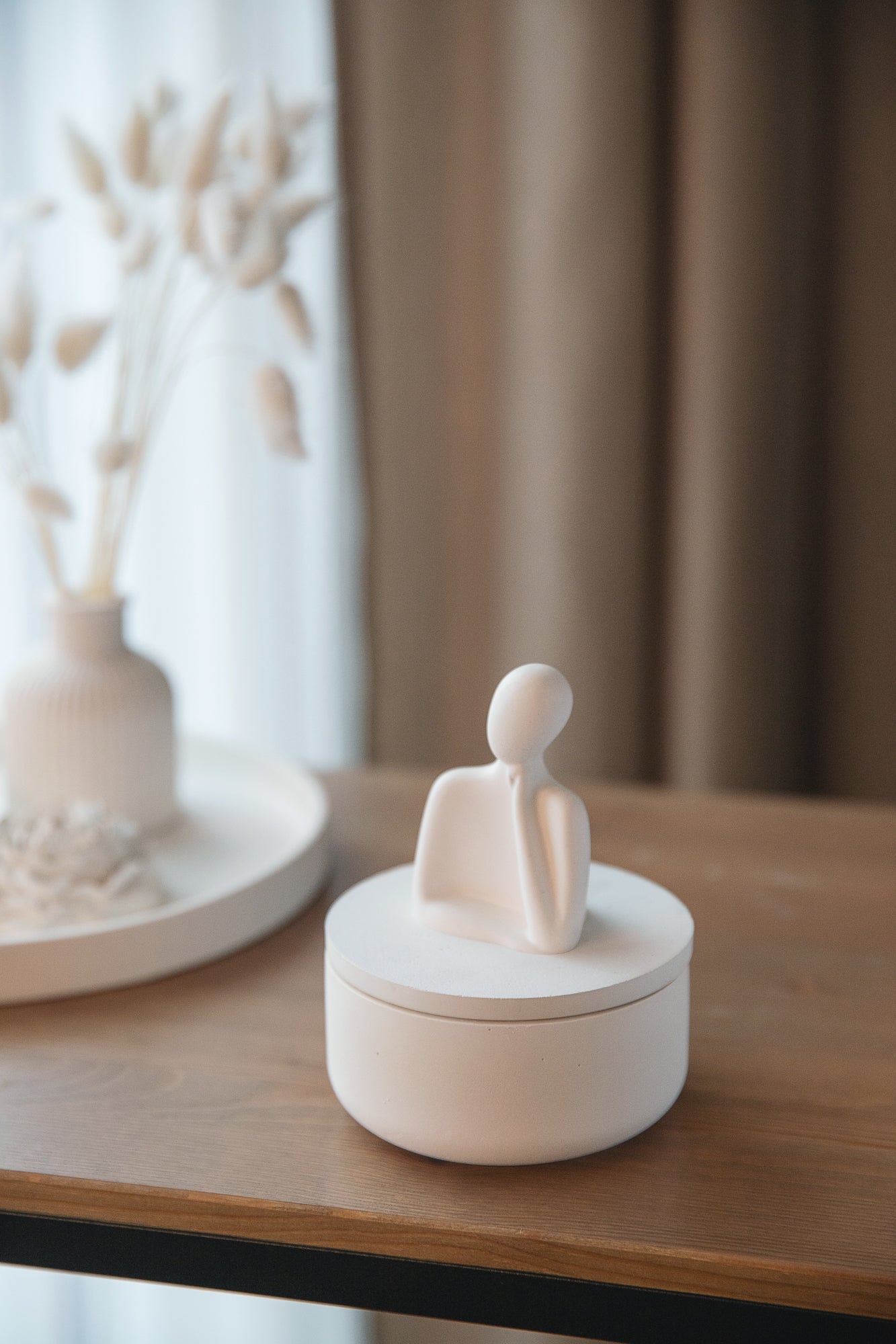 Eleganta balta ģipša burka – roku darbs vannas istabas vates kociņu turētājs un stilīga uzglabāšanas vieta