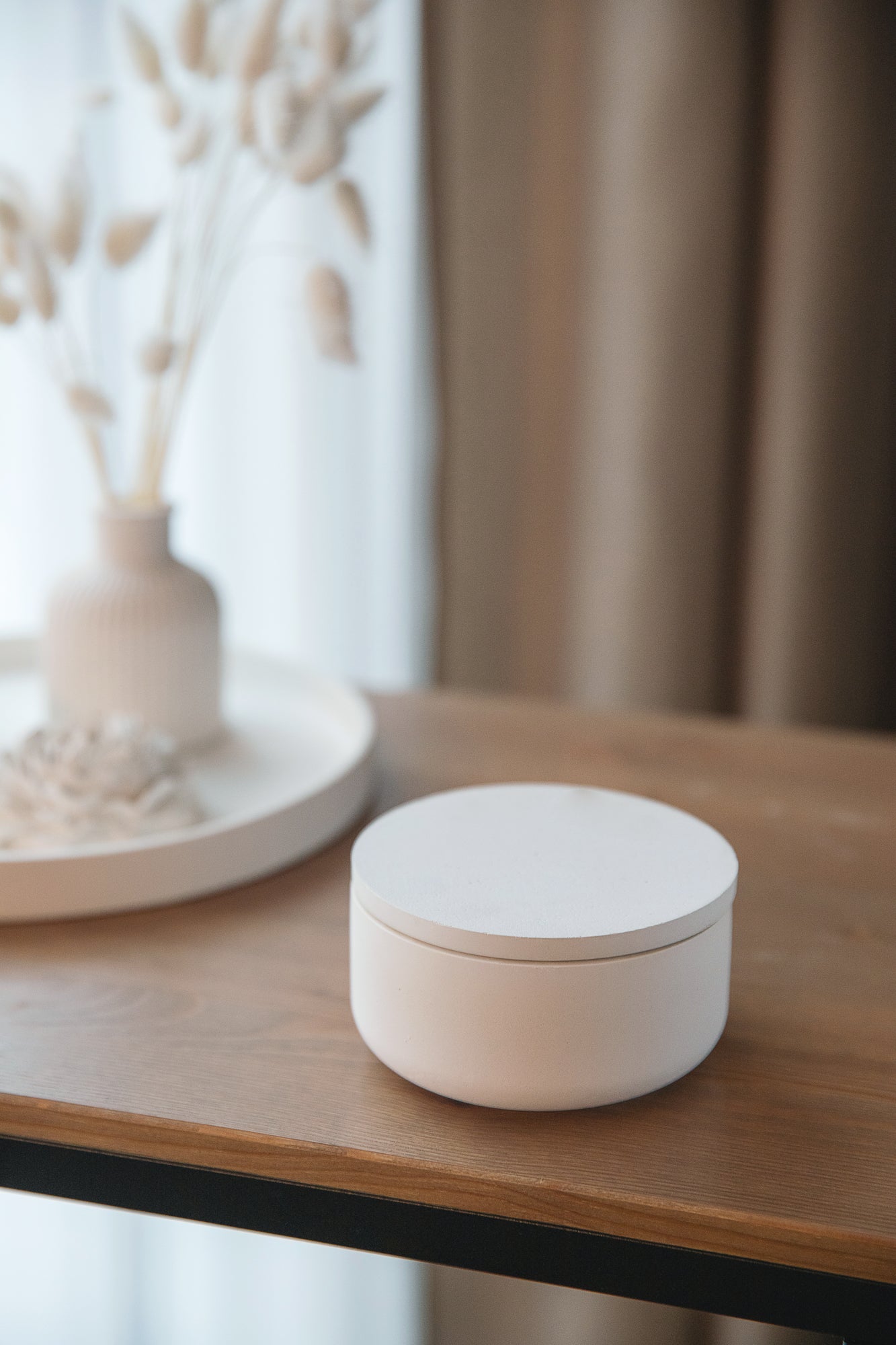 Eleganta balta ģipša burka – roku darbs vannas istabas vates kociņu turētājs un stilīga uzglabāšanas vieta