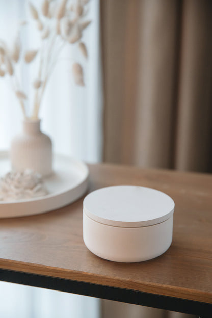 Eleganta balta ģipša burka – roku darbs vannas istabas vates kociņu turētājs un stilīga uzglabāšanas vieta