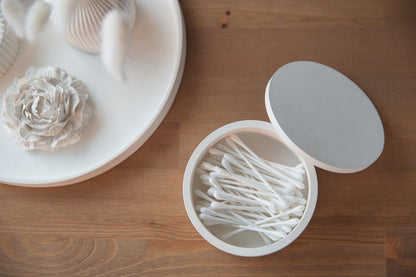 Eleganta balta ģipša burka – roku darbs vannas istabas vates kociņu turētājs un stilīga uzglabāšanas vieta