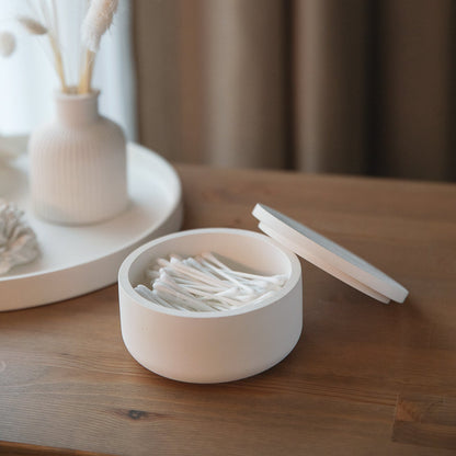 Eleganta balta ģipša burka – roku darbs vannas istabas vates kociņu turētājs un stilīga uzglabāšanas vieta