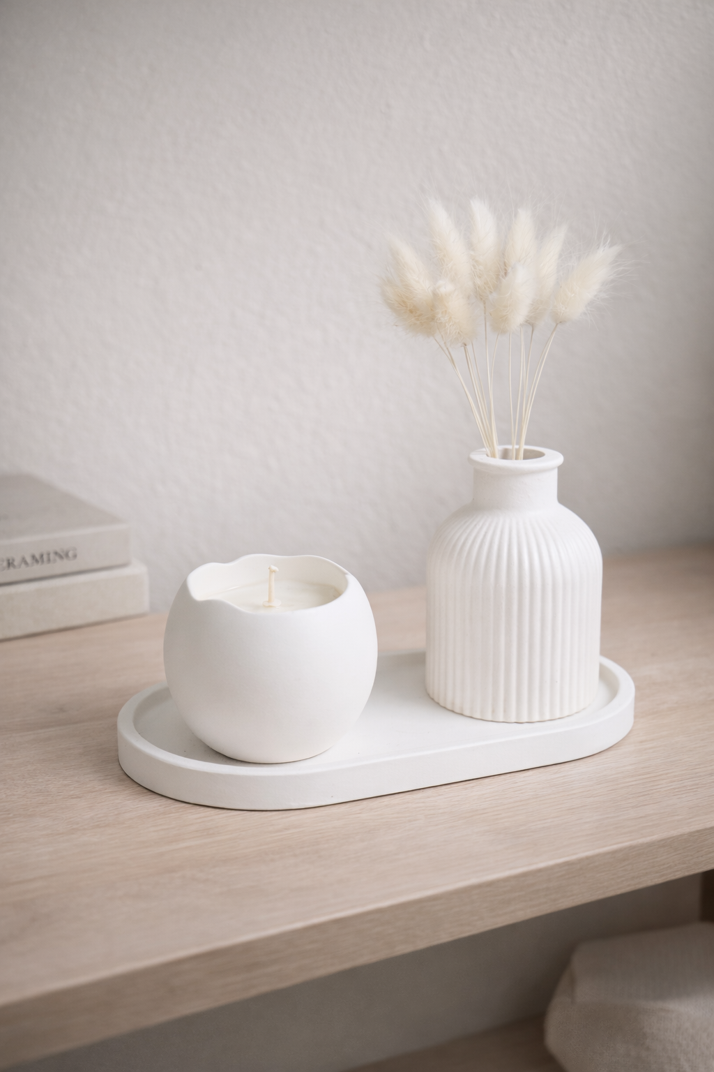 Roku darbs svece ģipša traukā – kokosriekstu vasks, kokvilnas dakts, 14 stundu degšanas laiks – minimālistisks mājas dekora dāvanai