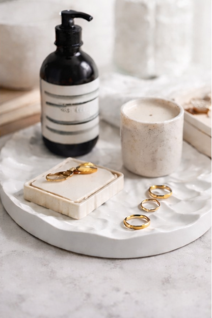 Balta ģipša rotaslietu paplāte ar kalnu reljefu