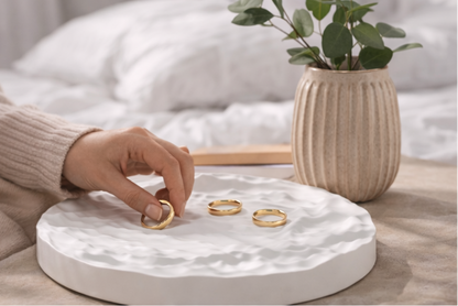 Balta ģipša rotaslietu paplāte ar kalnu reljefu